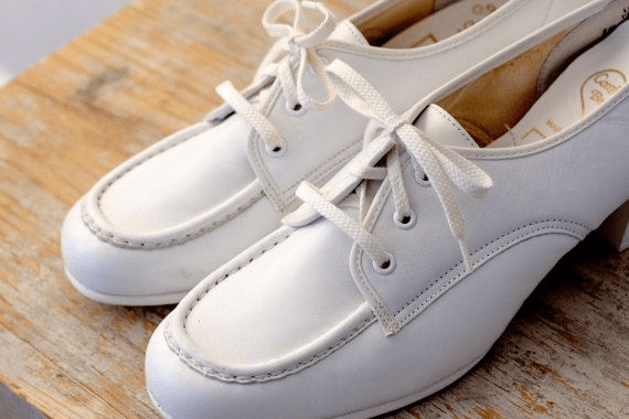 Can nursing shoes have laces?