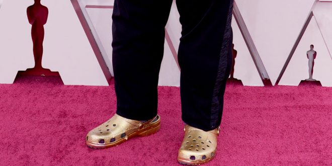 Should You Wear Crocs In Public? This Is How Tenants